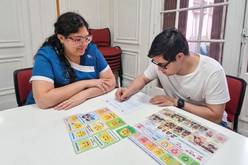 mujer evaluando a un joven